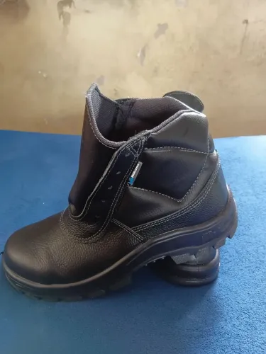BOTA BICO DE FERRO (COM CADARÇO)