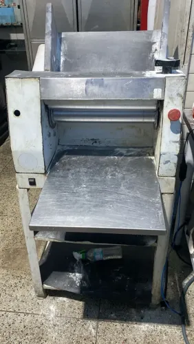 Maquinas de panificação 1 cilindro 1 Masseira 25 kg rapida. 1 armário de pão