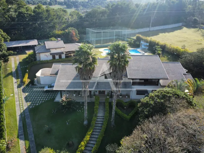 Residência de alto padrão com lareira e área de lazer completa