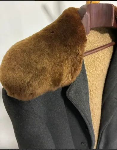 casaco estilo sobretudo com forros de lãs e com gola de pelos