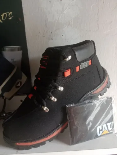 Bota CAT tam 40 c/carteira pegar Havan ou posto canaa 