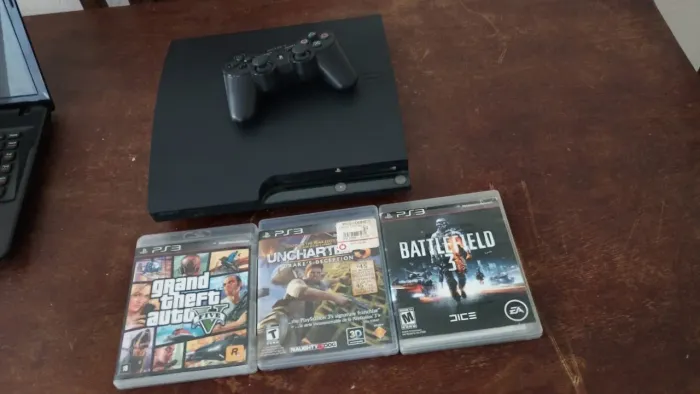 PlayStation 3 com 6 jogos e controle