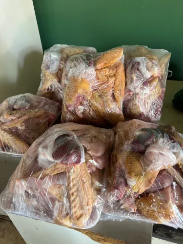 Vendo galinha caipira e frango  limpo e picado 