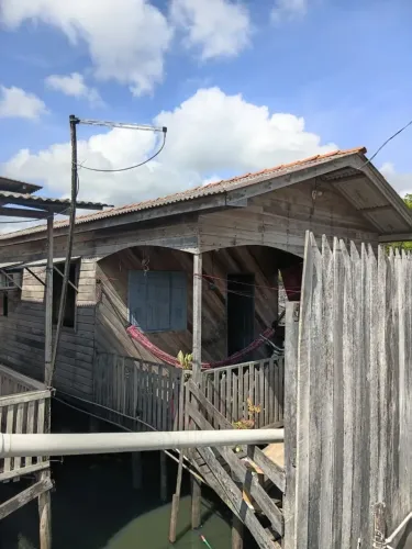 Vende-se uma casa