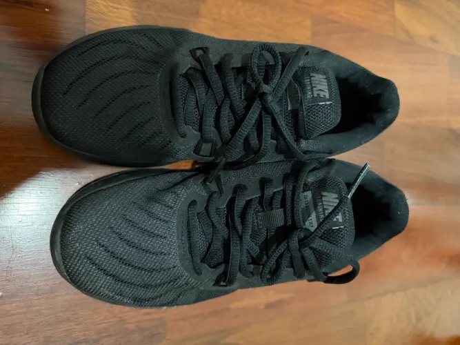 Tênis Nike preto semi novo 