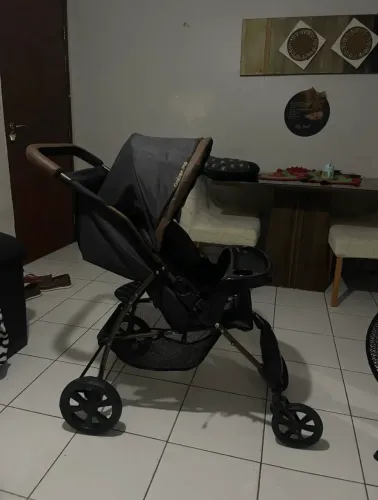 Vendo carrinho de bebê seminovo