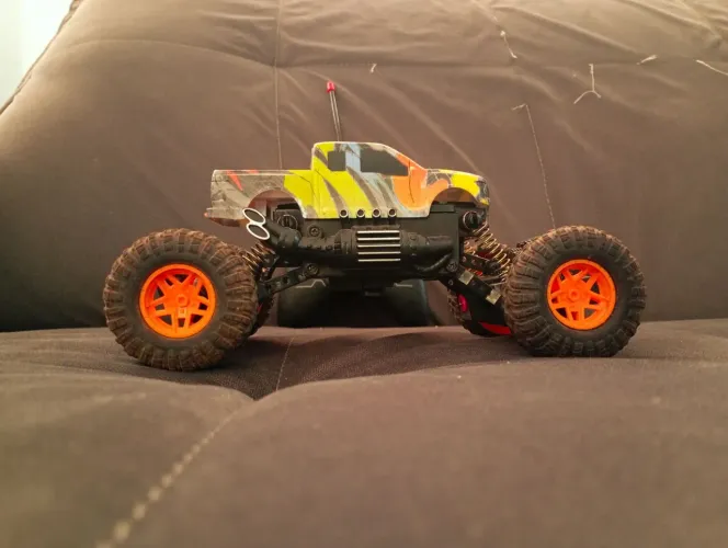 Vendo caminhonete de controle remoto para andar na terra ou no piso