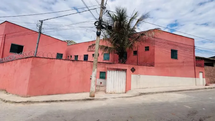 Alugo linda casa próximo shopping Estação 