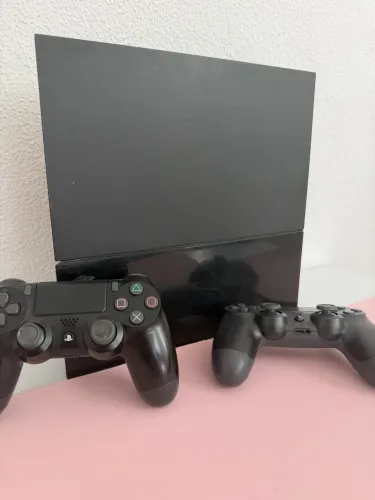Ps4 Fat 1T - 2 controles