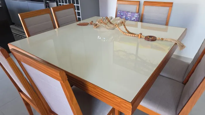 Vendo mesa quadrada com 8 cadeiras