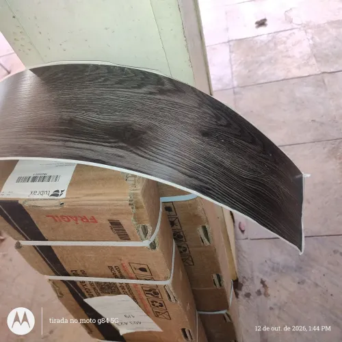 Piso laminado acinzentado