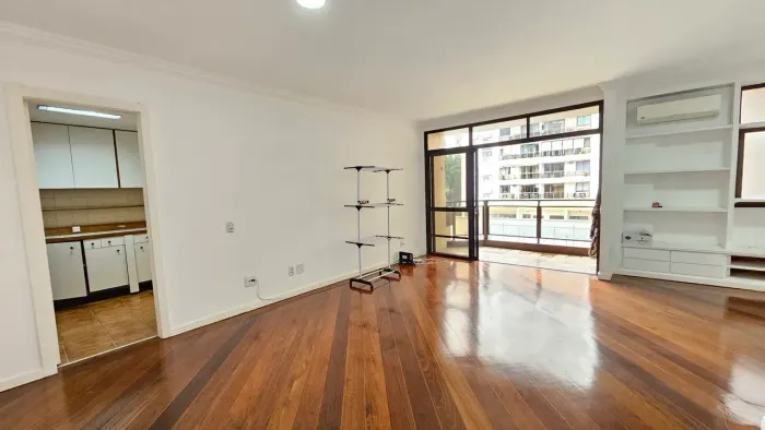 Apartamento em Prédio Com Varanda e Infraestrutura
