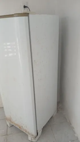 Vendo uma geladeira e um fogão 4 bcs Brastemp usado 300.00 os dois zap * tony