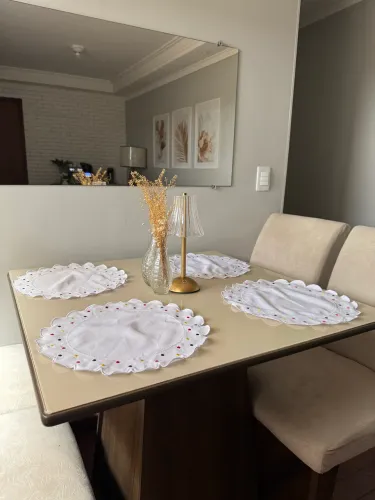 Mesa quadrada de jantar