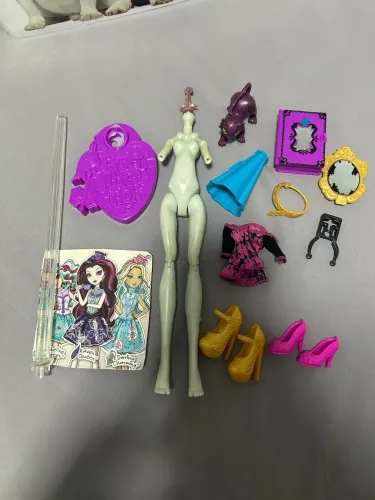 Lote de acessórios bonecas monster High/ descendentes/ Disney