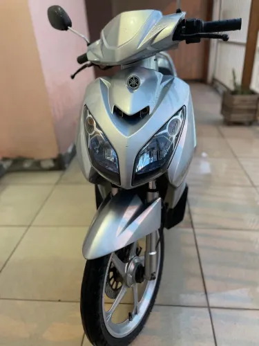 Vendo moto automática inteira 