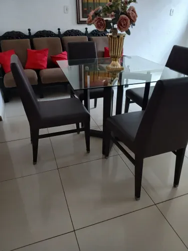 Vendo linda mesa com 4 cadeiras madeira
