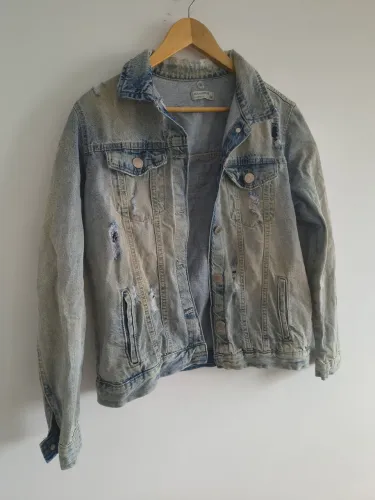 Jaqueta Jeans Lavagem Clara com Rasgos