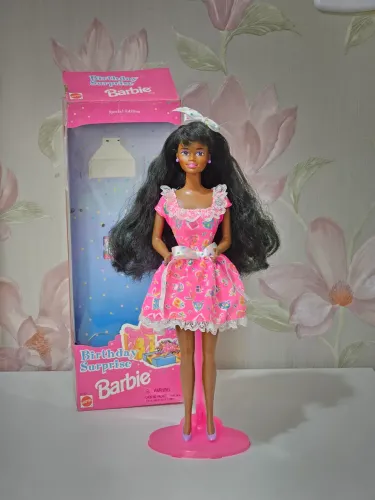 Boneca Barbie Birthday Surprise Christie completa com a caixa