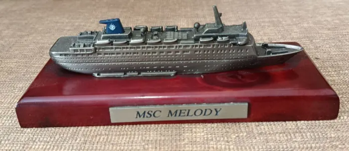 Raríssima maquete do navio Melody