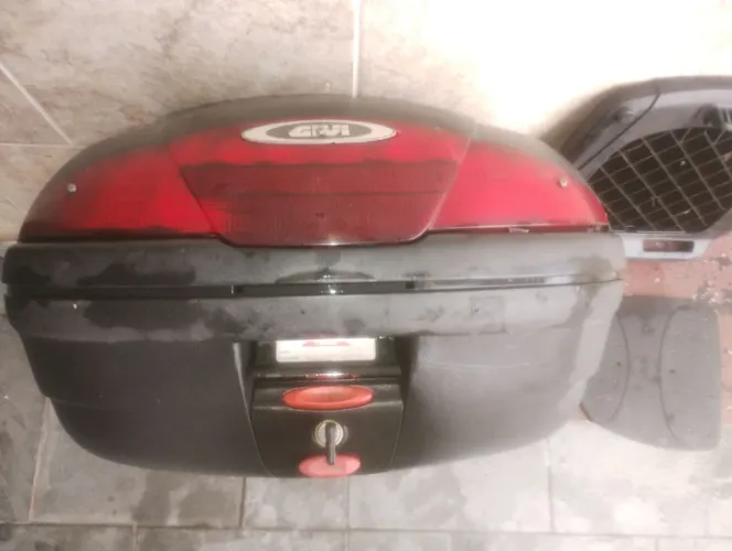 Baú GIVI 45LT com Base e Parafusos 2 Capacetes 
