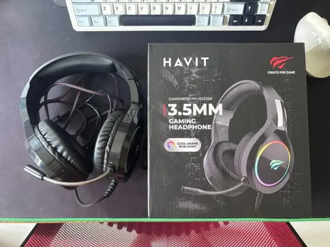 Fone de Ouvido Gamer Havit com RGB, microfone, cabo usb e entrada p1