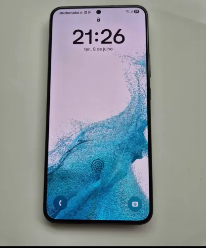 Smartphone Samsung S22+ com diversas capas