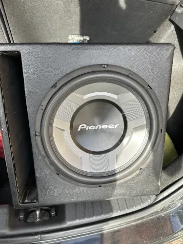 Um alto falante pionner tsw 3060 12 polegadas na caixa + módulo tapamps bass 400.1 rms
