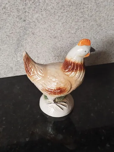 Estatueta antiga de galinha em porcelana
