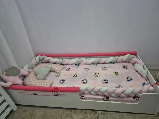 Cama infantil montessoriana com grade de proteção