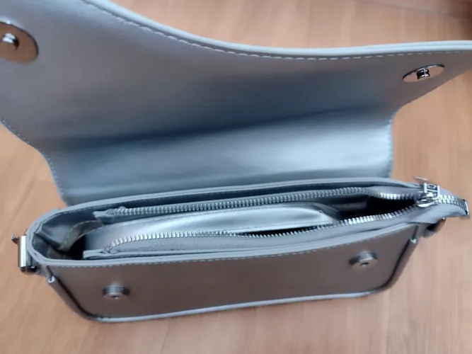 Bolsa pequena couro , revestida por dentro