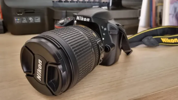 Camera Nikon D3300 com lente AF-S 18-105mm