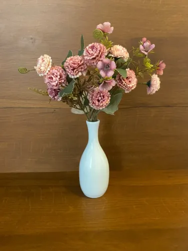 Vaso de Cerâmica com Arranjo de Flores Artificiais