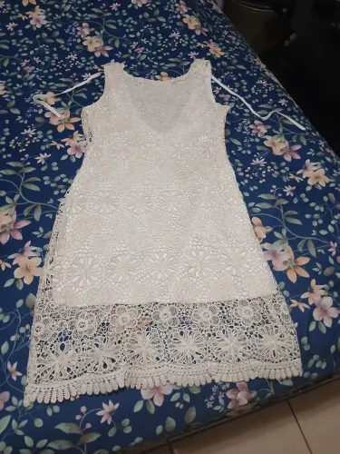 Lindo vestido branco em renda branca com e dourada