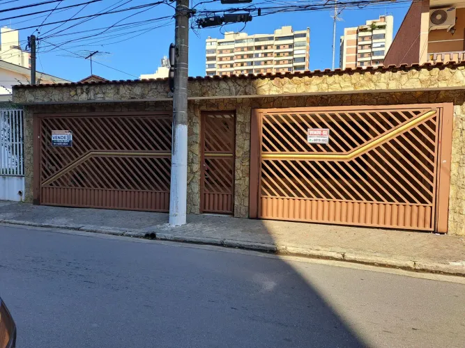 Casa localizada em excelente local, podendo ser residencial ou comercial. 
