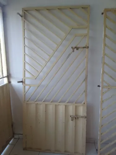 PORTA :1M LARGURA 2.23 DE ALTURA/ JANELA: 1.45 ALTURA 2.16 LARGURA!