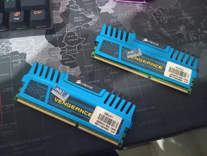 2 Memória RAM Corsair Vengeance DDR3 de 4GB (1x4GB)