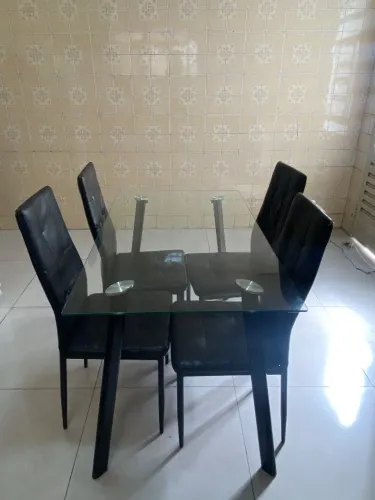 Mesa de jantar de vidro com 4 cadeiras em ótimo estado. ? Tampo de vidro resistente. ?