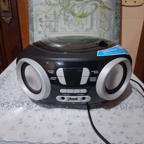 Radio/ Cd Mondial NBX 13. Bivolt automático.