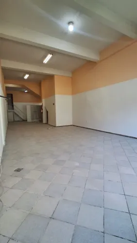 Loja 85m Bairro castelo de frente a uma praça grande e movimetada