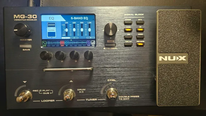 Pedaleira de guitarra Nux MG 30 + Acessórios
