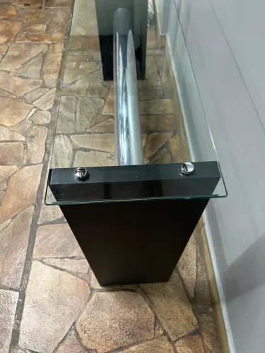 Aparador de vidro, madeira e inox