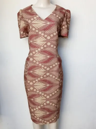 Vestido Tubinho Midi Social Tam G Decote V Manga Curta Bufante Estampa Geométrica Rosê