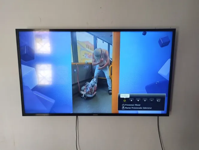 Vendo smar tv 43 polegadas não está ligsndonno controle mais no botão liga