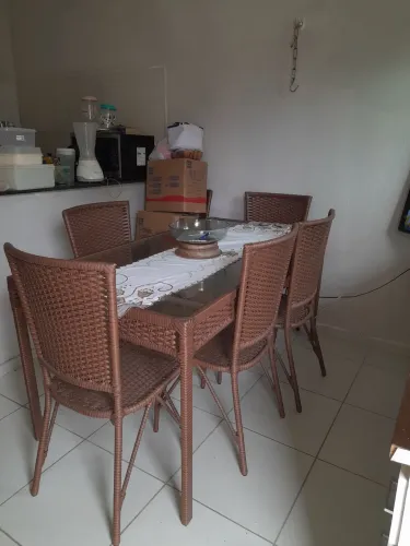 MESA DE JANTAR MEDINDO 80X2MTS, COM TAMPÁO DE VIDRO COM 6 CADEIRAS, SUPER NOVA