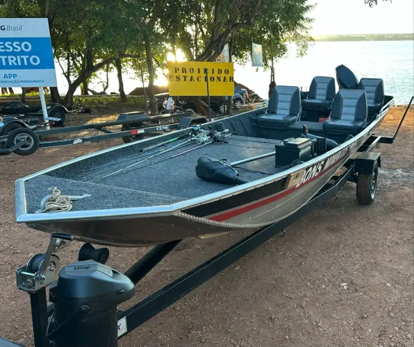 Semi-chata Mega Boats