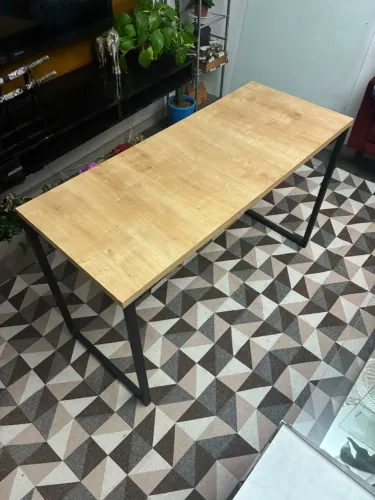 Mesa de madeira com estrutura metálica preta