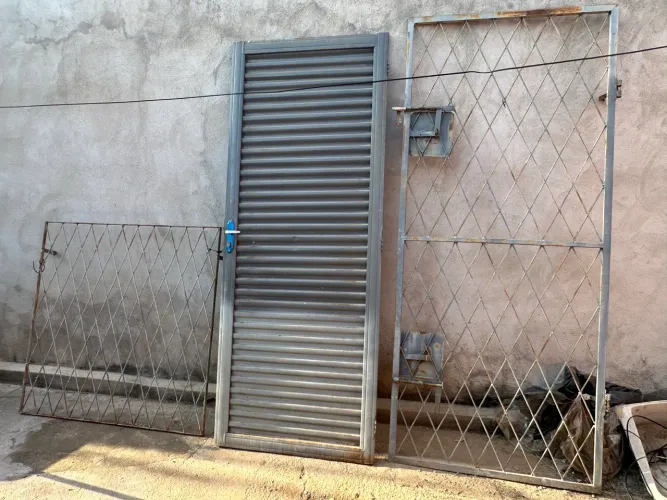 Vende-se porta de ferro