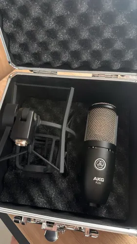 Microfone AKG P220 - Profissional, studio e podcast.