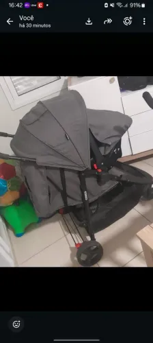 Carrinho de bebê da marca Cosco que acompanha o bebê conforto 